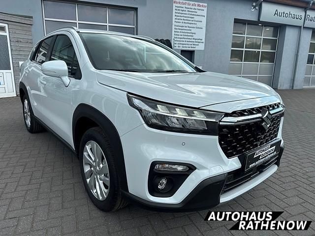 Silky silver metallic Neu 2025 Suzuki SX4 S-Cross Comfort SUV | 28.090 € (Etwas zu teuer) - Bild 1/4