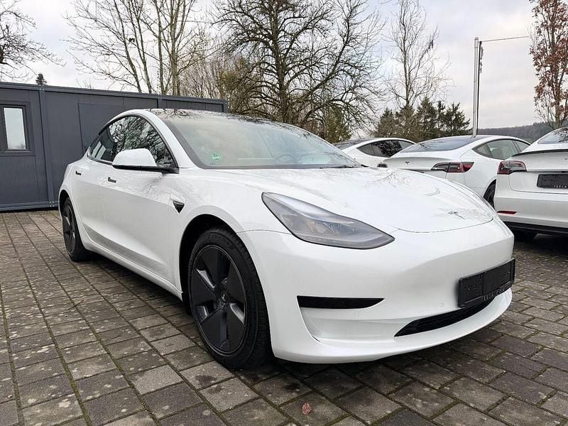 Weiß Gebraucht 2021 Tesla Model 3 Standard Range Plus Limousine | 23.950 € (Superpreis) - Bild 1/4