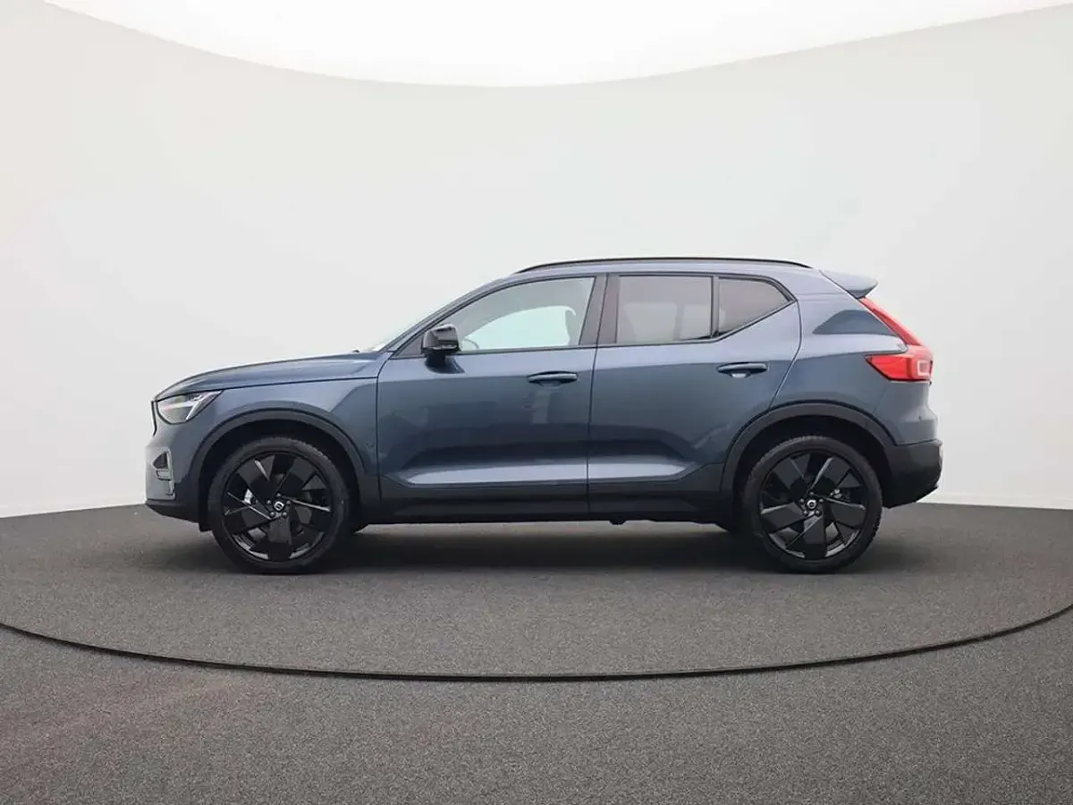 Neu Volvo XC40 Plus 197 PS (144 kW) 2026 Onyx black metallic SUV