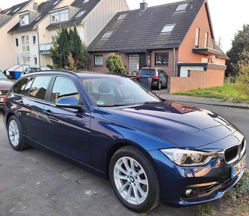Blau Gebraucht 2017 BMW 330 Advantage Kombi | 19.650 € (Fairer Preis) - Bild 1/4