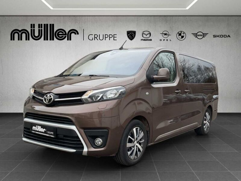 Brown rich oak Gebraucht 2022 Toyota Proace Verso Team Kombi | 34.490 € (Guter Preis) - Bild 1/4