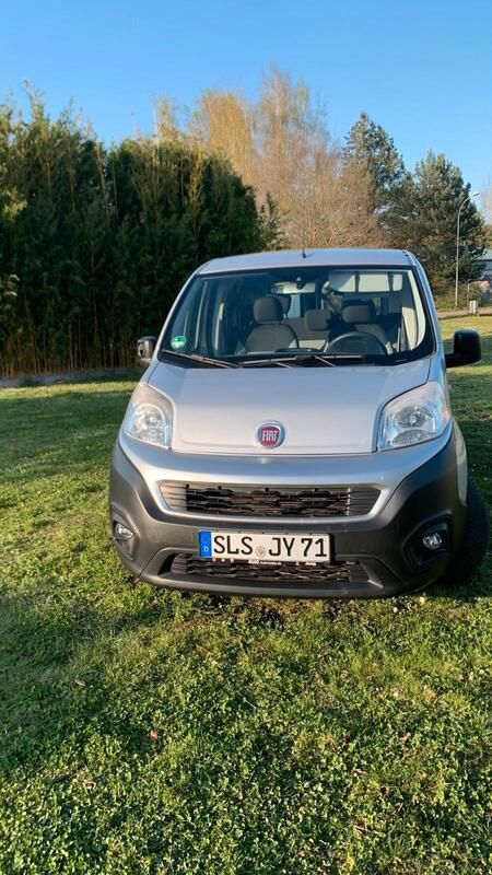 Silber Gebraucht 2017 Fiat Fiorino Van / Kleinbus | 6.700 € - Bild 1/4