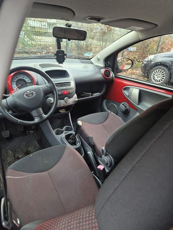 Gebraucht Toyota Aygo 68 PS (50 kW) 2005 Rot Kleinwagen