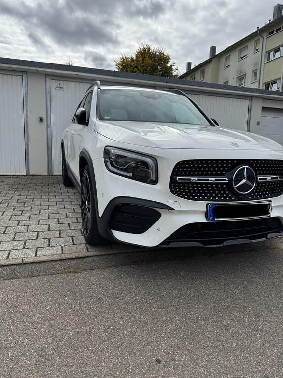 Polarweiss Gebraucht 2020 Mercedes GLB250 AMG SUV | 33.998 € (Fairer Preis) - Bild 1/4
