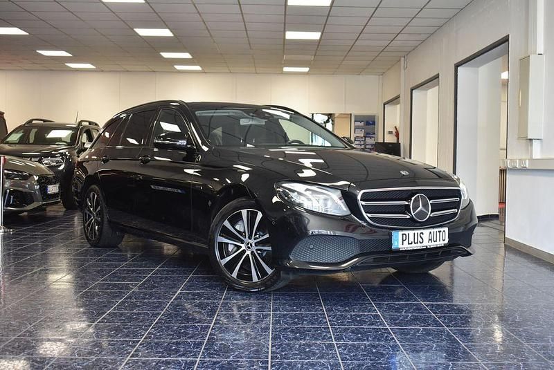 Schwarz Gebraucht 2020 Mercedes E300 Avantgarde Kombi | 22.870 € (Fairer Preis) - Bild 1/4