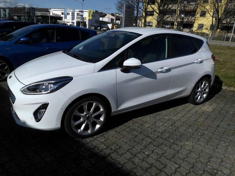 Gebraucht Ford Fiesta Titanium 125 PS (91 kW) 2018 Frostweiß Kleinwagen
