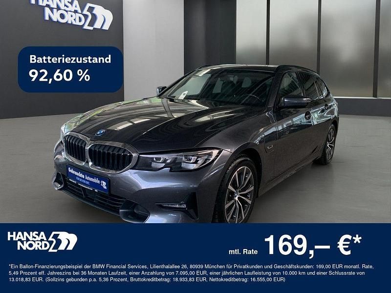 Grau / mineralgrau (metallic) Gebraucht 2022 BMW 320e Sport Line Kombi | 23.650 € (Fairer Preis) - Bild 1/4