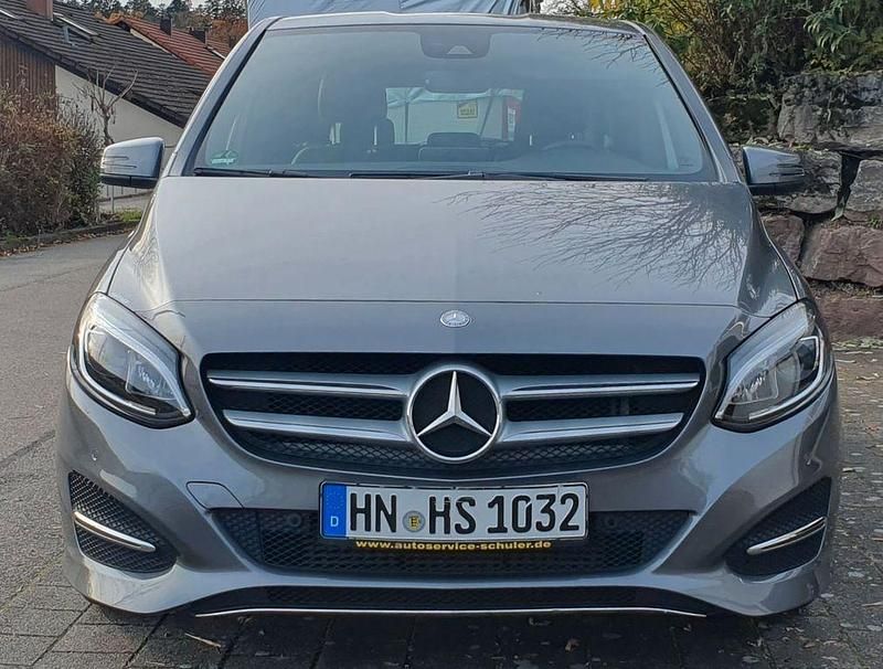 Grau Gebraucht 2015 Mercedes B200 Urban Van / Kleinbus | 13.800 € (Guter Preis) - Bild 1/4
