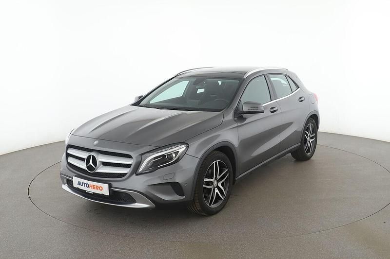 Grau Gebraucht 2016 Mercedes GLA200 Urban SUV | 18.720 € (Etwas zu teuer) - Bild 1/3