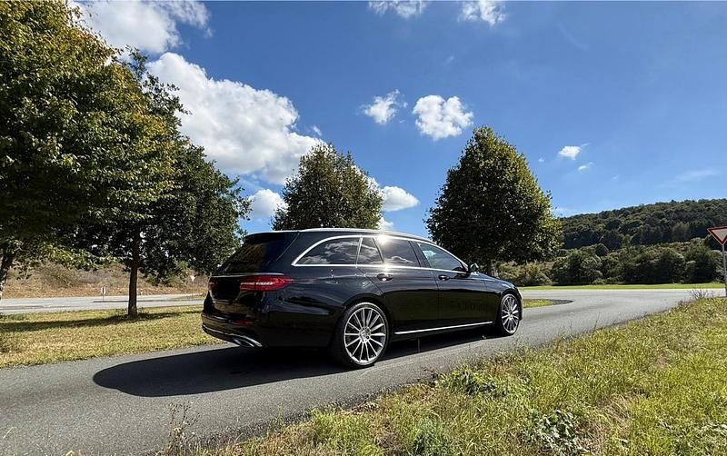 Schwarz Gebraucht 2018 Mercedes E220 Kombi | 23.777 € (Guter Preis) - Bild 1/4