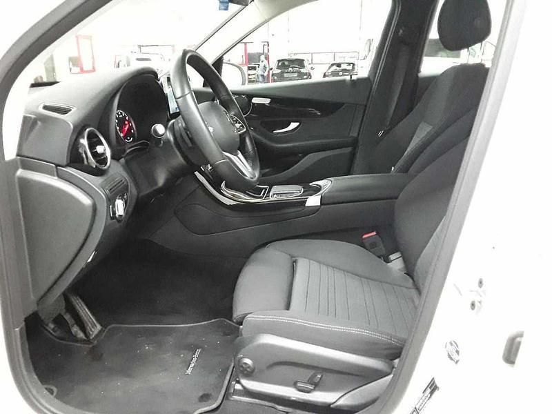 Gebraucht Mercedes GLC300e 211 PS (155 kW) 2021 Polarweiß SUV