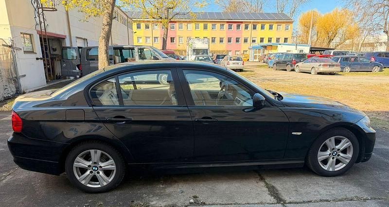 Gebraucht BMW 318 143 PS (105 kW) 2011 Schwarz Limousine