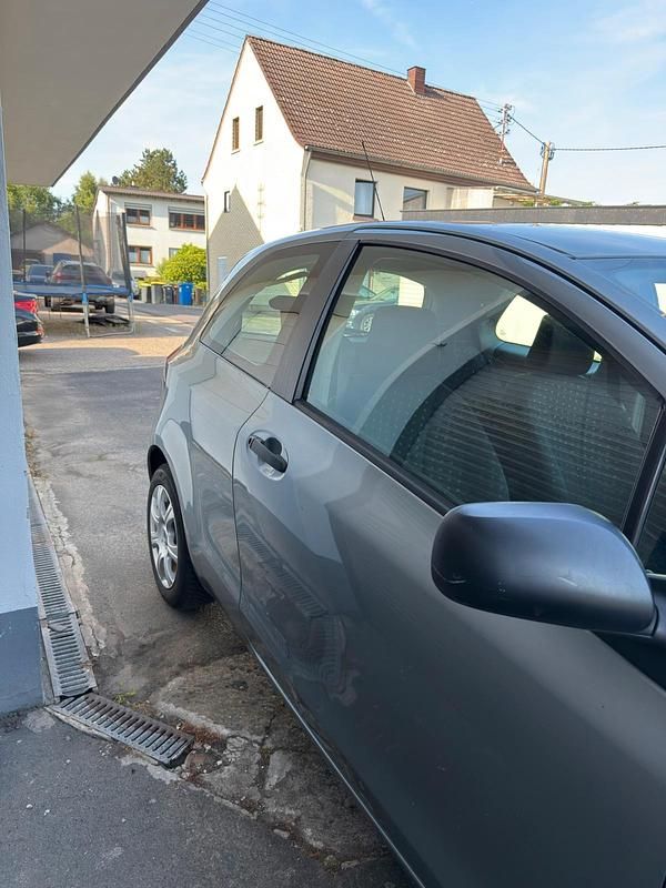 Silber Gebraucht 2006 Toyota Yaris Kleinwagen | 3.300 € (Teuer) - Bild 1/4