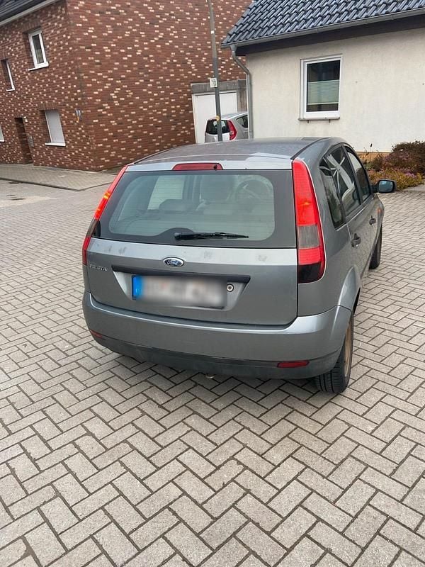 Gebraucht Ford Fiesta 60 PS (44 kW) 2002 Silber Kleinwagen