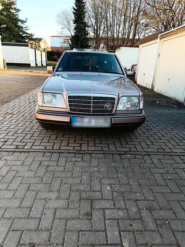 Gebraucht Mercedes E220 150 PS (110 kW) 1993 Gold Limousine