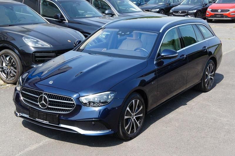 Blau Gebraucht 2021 Mercedes E300 Avantgarde Limousine | 32.888 € (Fairer Preis) - Bild 1/4