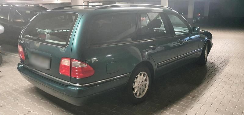 Gebraucht Mercedes E200 Elegance 136 PS (100 kW) 1997 Grün Kombi