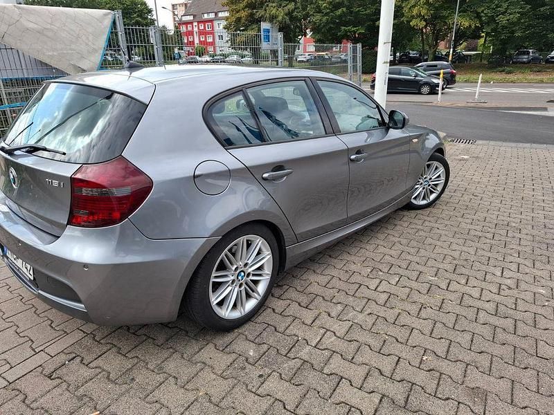 Grau Gebraucht 2011 BMW 118 Sport Line Kleinwagen | 5.200 € (Guter Preis) - Bild 1/4