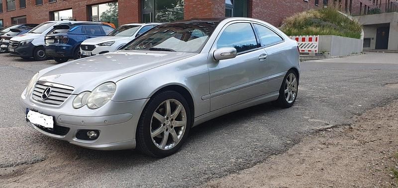 Silber Gebraucht 2004 Mercedes 180 Limousine | 2.699 € - Bild 1/4