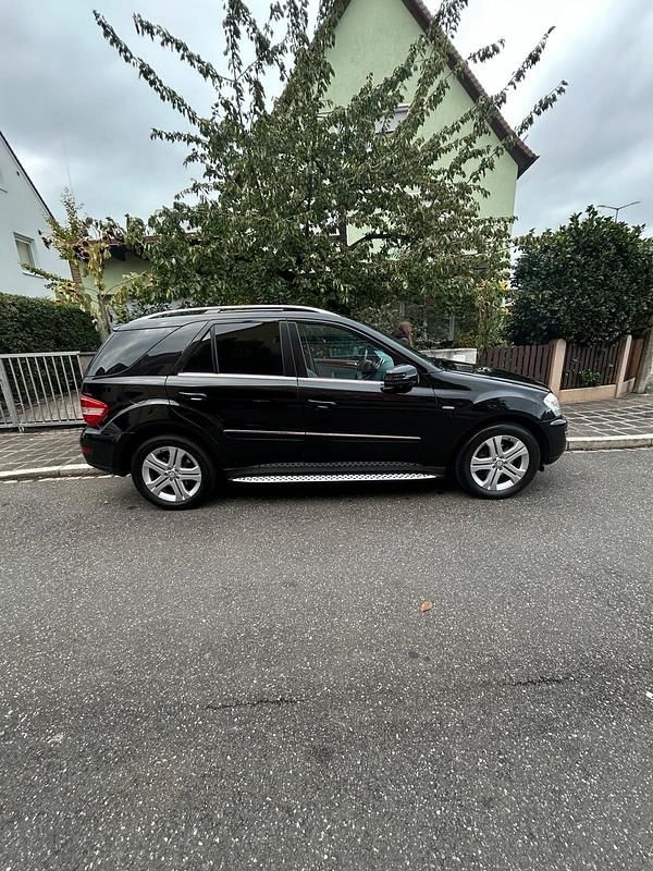 Schwarz Gebraucht 2010 Mercedes ML300 SUV | 12.300 € (Etwas zu teuer) - Bild 1/4