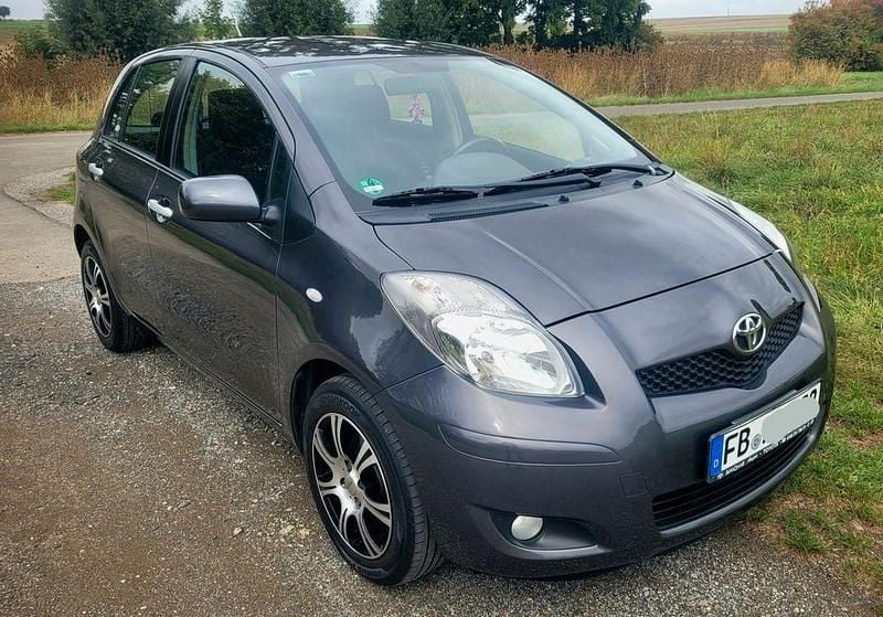 Grau Gebraucht 2010 Toyota Yaris Cool Limousine | 3.600 € (Fairer Preis) - Bild 1/4
