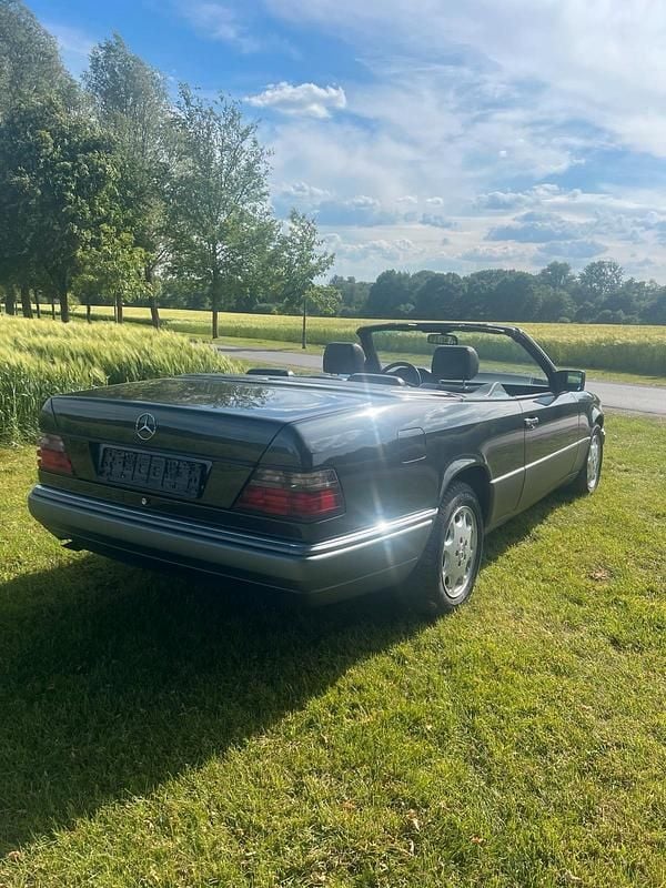Schwarz Gebraucht 1996 Mercedes E220 Cabrio | 21.500 € (Fairer Preis) - Bild 1/4
