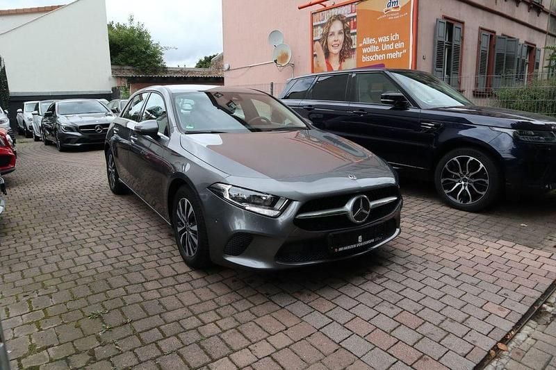 Grau Gebraucht 2020 Mercedes A180 Limousine | 21.490 € (Guter Preis) - Bild 1/4