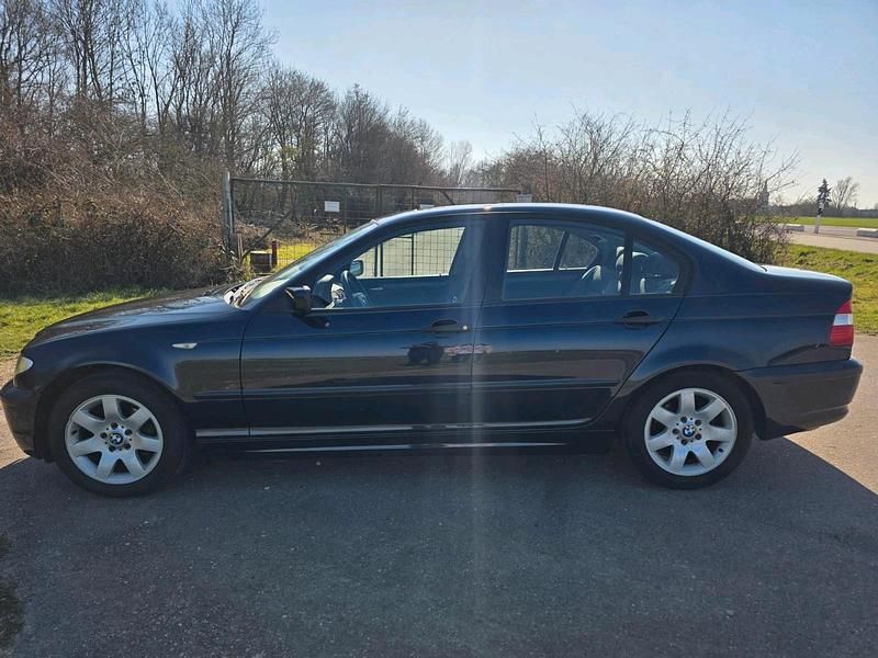 Gebraucht BMW 318 143 PS (105 kW) 2005 Blau Limousine