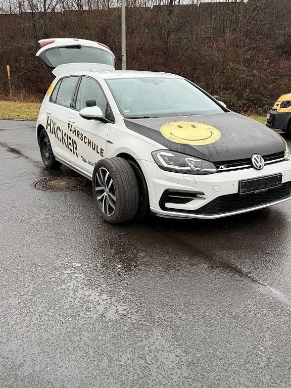 Gebraucht VW Golf VII Highline 150 PS (110 kW) 2019 Weiß Limousine