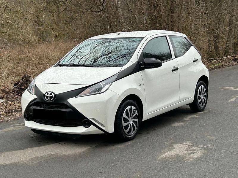 Gebraucht Toyota Aygo 69 PS (50 kW) 2015 Weiß Kleinwagen