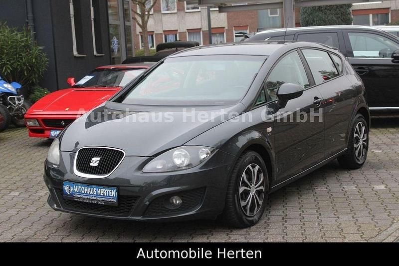 Grau Gebraucht 2011 Seat Leon Reference Limousine | 2.990 € (Superpreis) - Bild 1/4