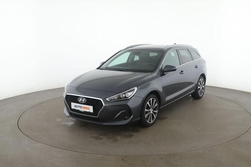 Grau Gebraucht 2019 Hyundai i30 Premium Kombi | 17.430 € (Teuer) - Bild 1/3