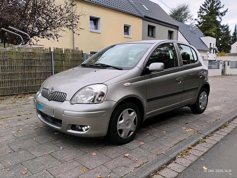 Silber Gebraucht 2005 Toyota Yaris Kleinwagen | 2.500 € (Fairer Preis) - Bild 1/4