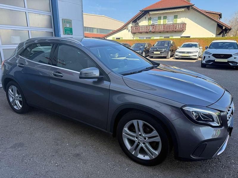 Gebraucht Mercedes GLA180 122 PS (89 kW) 2019 Mountaingrau  met. SUV