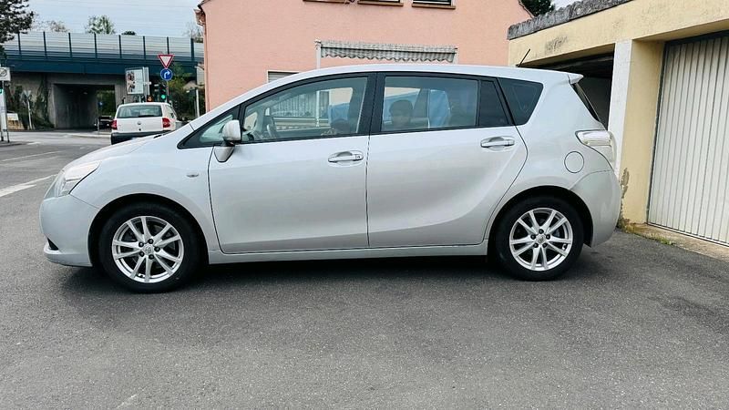 Gebraucht Toyota Verso 150 PS (110 kW) 2009 Silber Van / Kleinbus