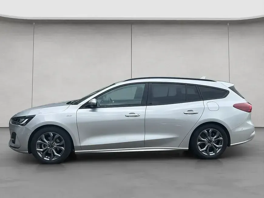 Używany Ford Focus ST-Line X 155 KM (114 kW) 2024 Srebrny Sedan/Limuzyna