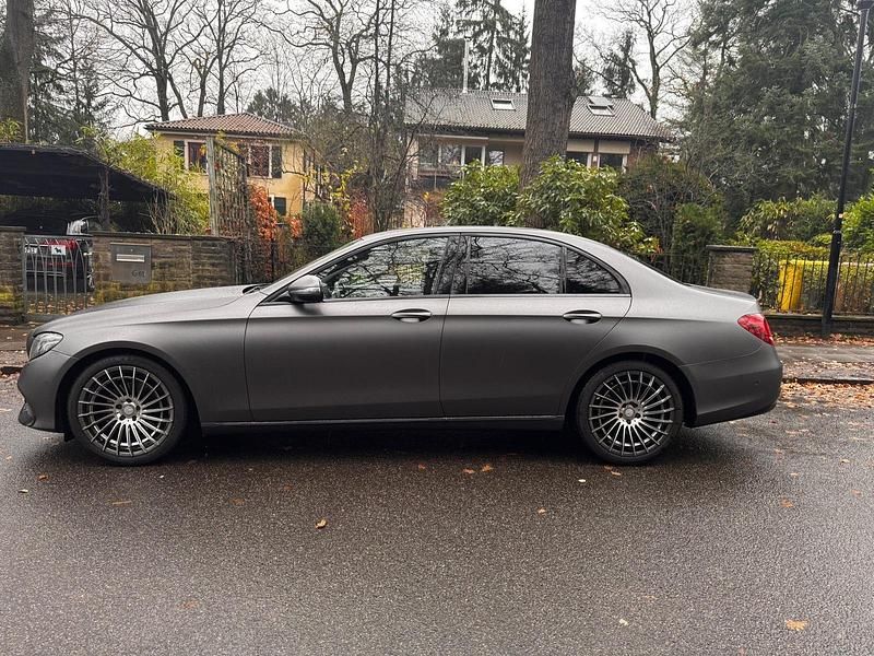 Grau Gebraucht 2016 Mercedes E220 Avantgarde Limousine | 24.000 € - Bild 1/4