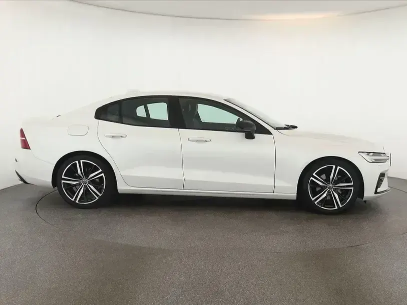 Gebraucht Volvo S60 R-Design 197 PS (144 kW) 2022 Crystal white pearl Limousine