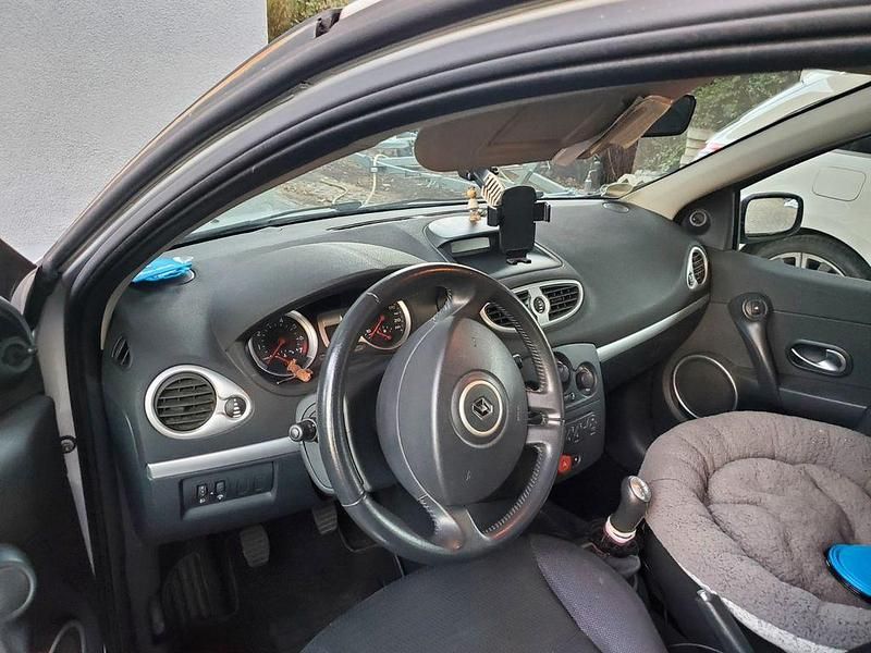 Gebraucht Renault Clio II 75 PS (55 kW) 2006 Silber Limousine