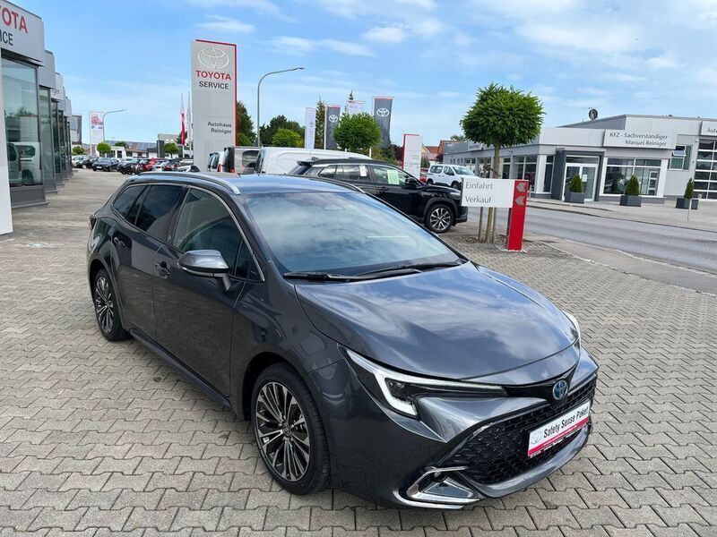 Grau Gebraucht 2023 Toyota Corolla Team Kombi | 28.970 € (Fairer Preis) - Bild 1/4