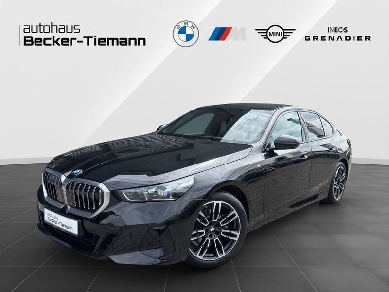 Saphirschwarz Gebraucht 2024 BMW 520 M Sport Limousine | 54.896 € (Superpreis) - Bild 1/4