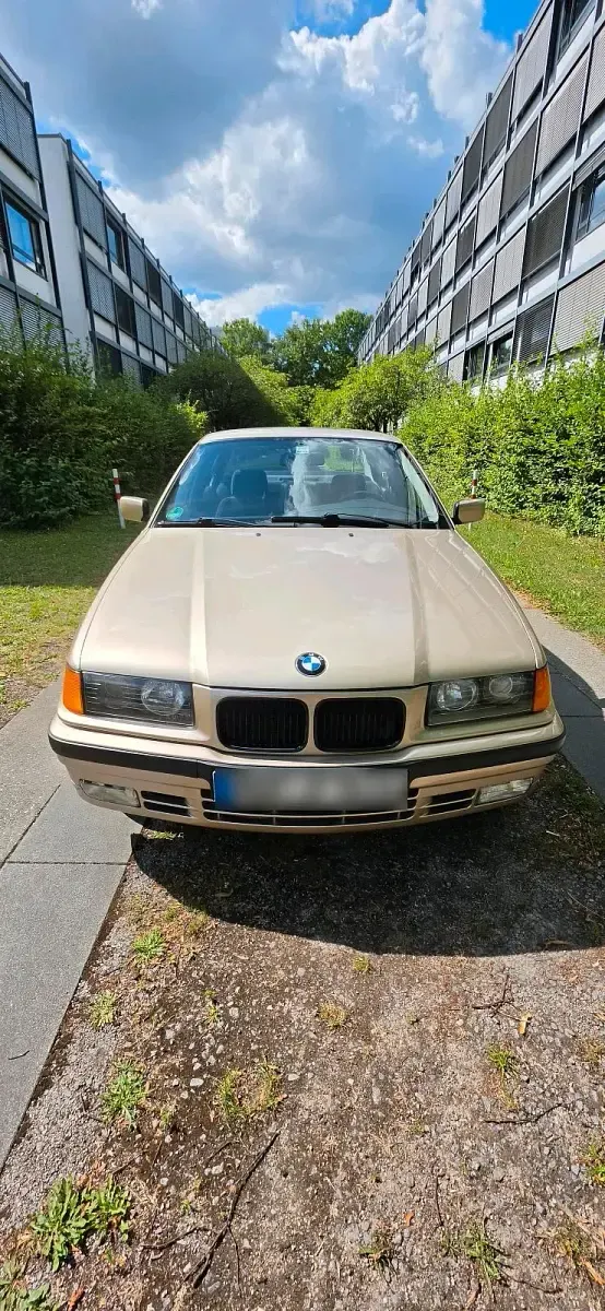 Gebraucht BMW 316 115 PS (84 kW) 1991 Gold Limousine