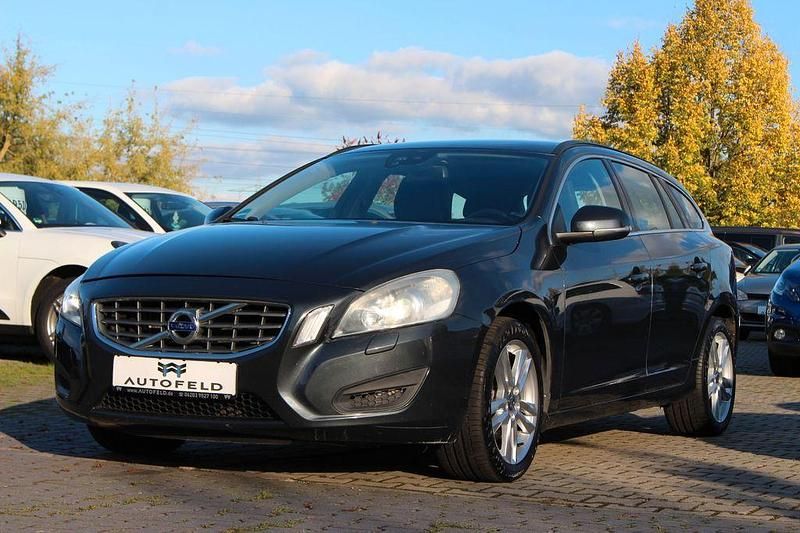 Grau Gebraucht 2012 Volvo V60 Momentum Kombi | 11.950 € (Fairer Preis) - Bild 1/4