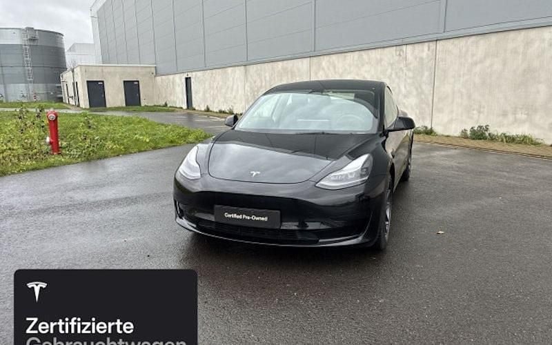 Schwarz Gebraucht 2021 Tesla Model 3 Standard Range Limousine | 26.200 € (Fairer Preis) - Bild 1/4