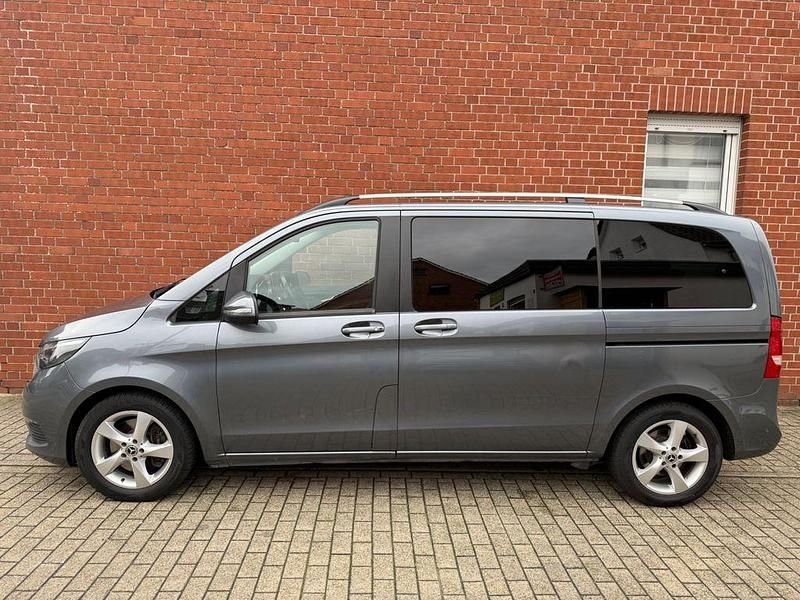 Grau Gebraucht 2018 Mercedes V220 Edition Van / Kleinbus | 29.999 € (Guter Preis) - Bild 1/4