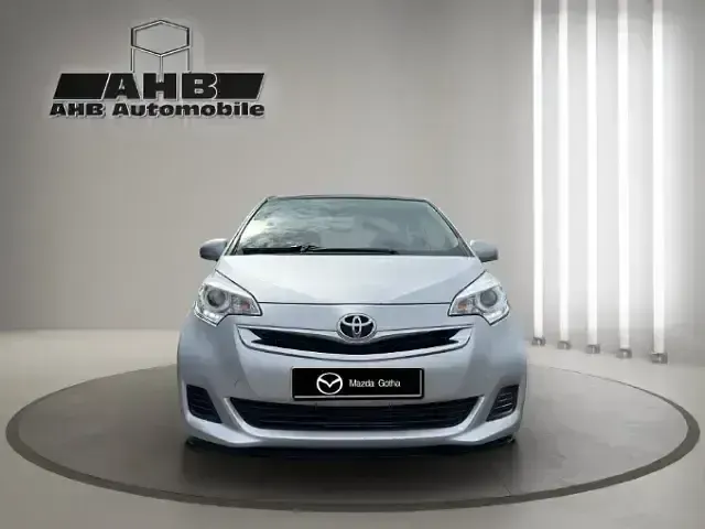 Gebraucht Toyota Verso-S Life 99 PS (72 kW) 2014 Silver metallic Van / Kleinbus