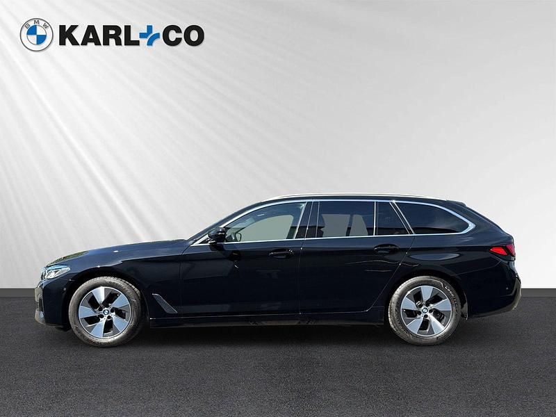 Schwarz Gebraucht 2023 BMW 520 Sport Line Kombi | 37.188 € (Fairer Preis) - Bild 1/4