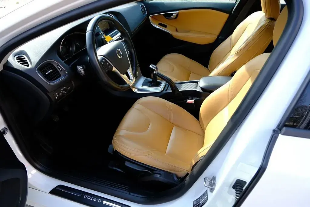 Gebraucht Volvo V40 122 PS (89 kW) 2017 Weiß Limousine
