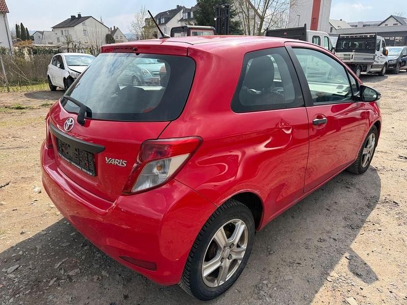 Gebraucht Toyota Yaris Cool 69 PS (50 kW) 2012 Rot Kleinwagen