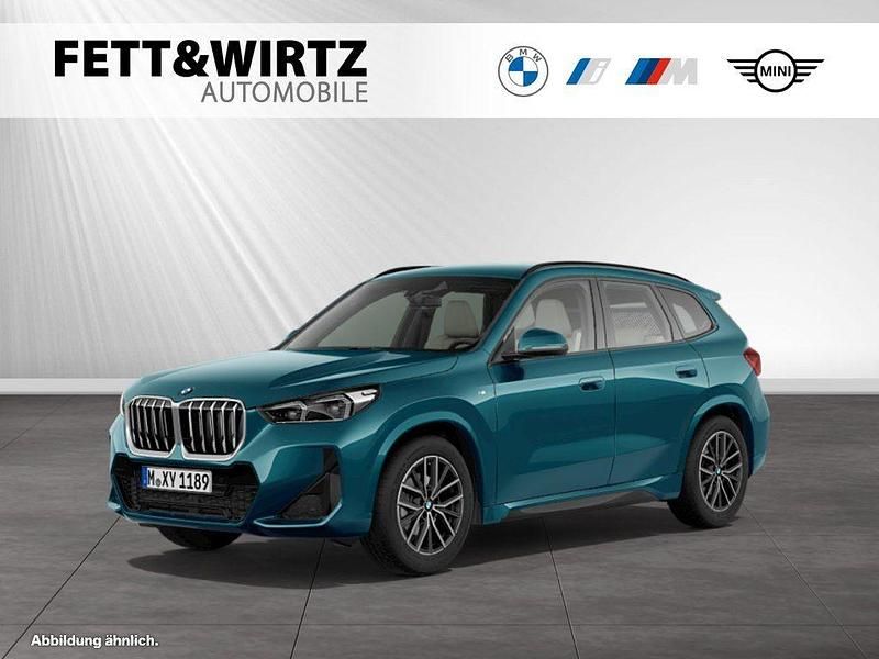 Blue bay lagoon metallic Gebraucht 2024 BMW X1 M Sport SUV | 45.444 € (Fairer Preis) - Bild 1/3
